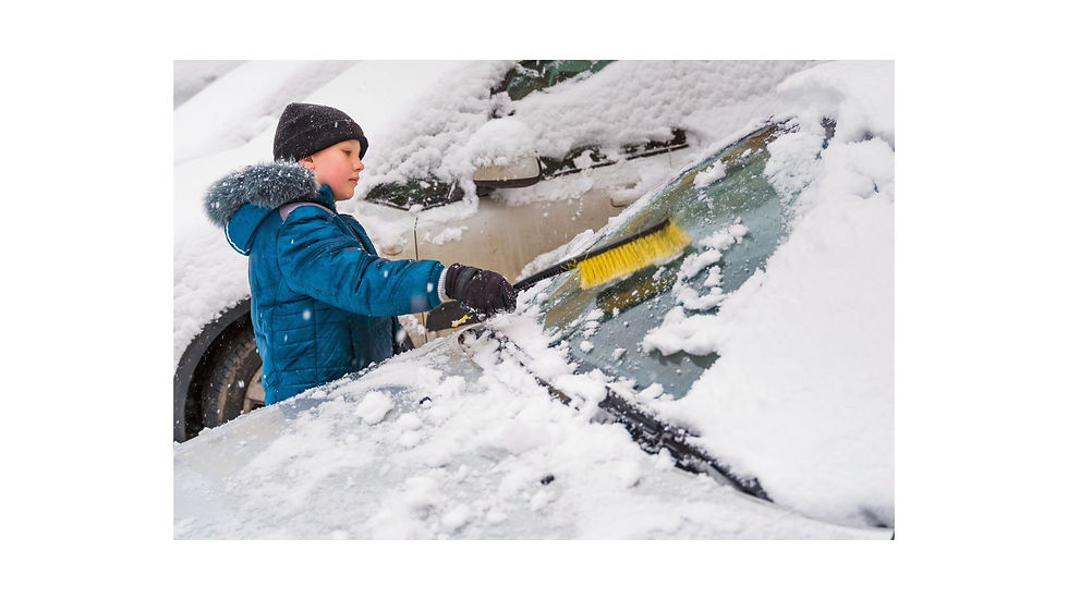 車の雪を除去する子供