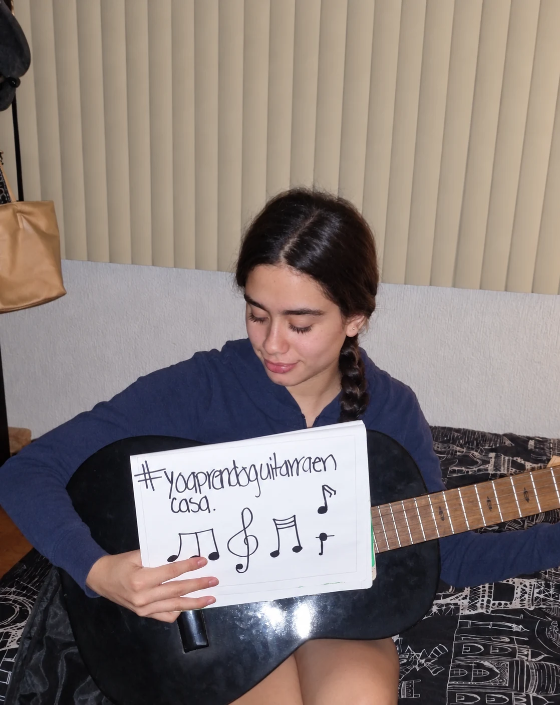 Retrato con guitarra y cartel