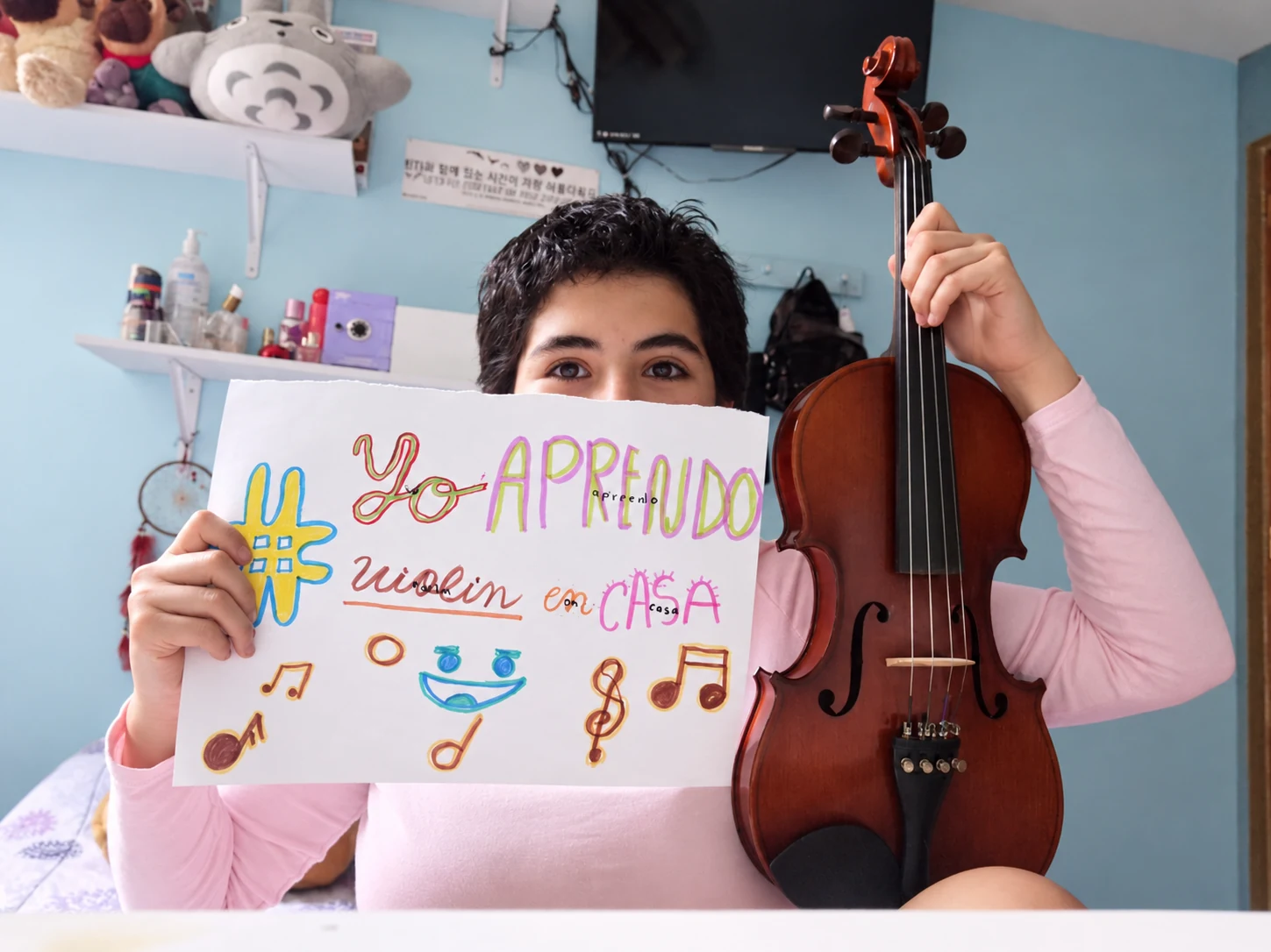 Violín y cartel · «Aprendo en casa»