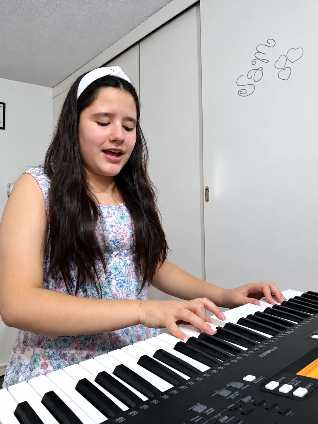 Canto con teclado y audífonos