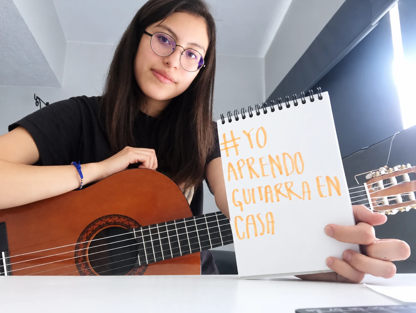 Retrato con guitarra · «Aprendo en casa»