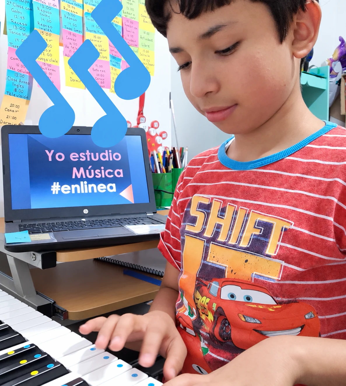 Práctica de piano frente al teclado