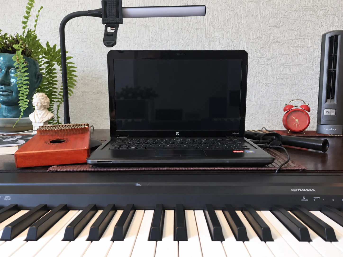 Teclado junto a una pantalla en un espacio de práctica