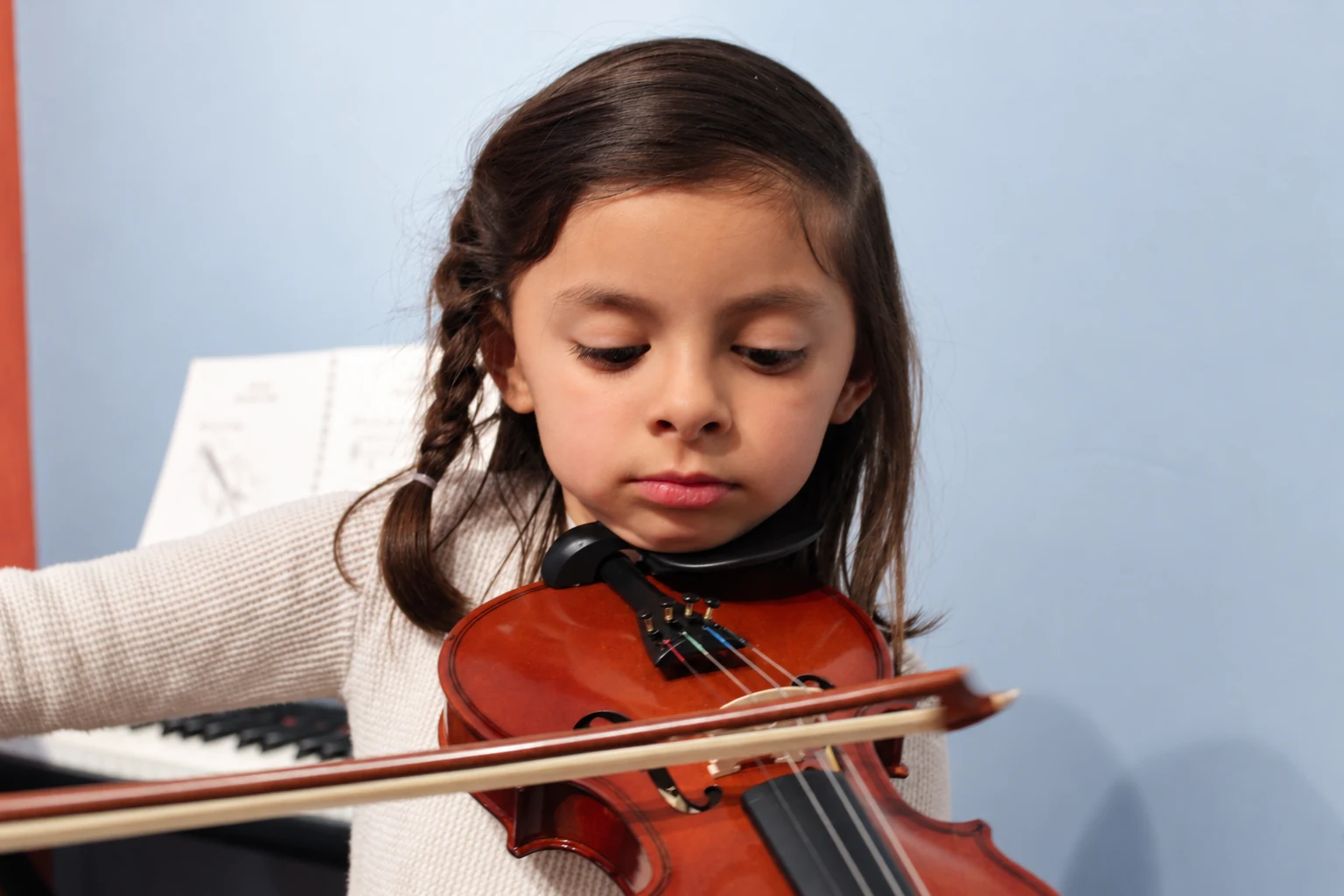Primer plano · niña tocando violín