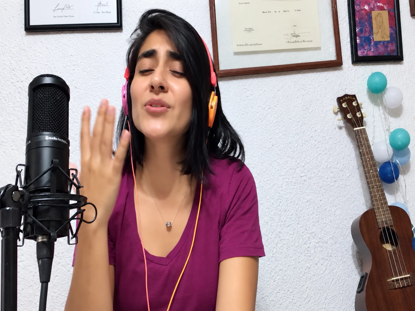 Interpretación con micrófono de estudio