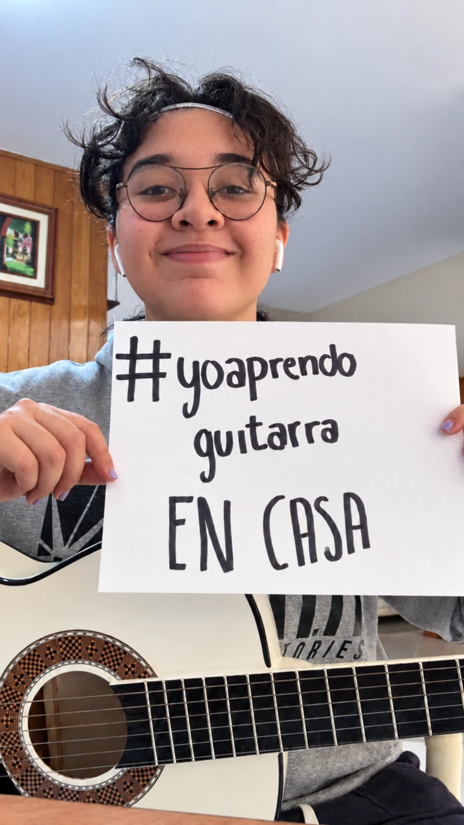 Guitarra y cartel en clase online