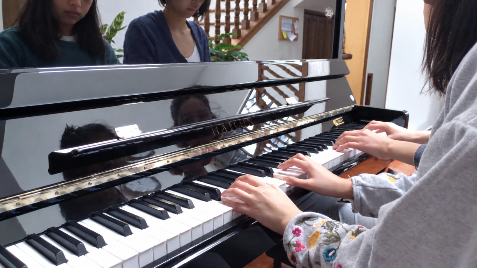 Manos sobre un piano acústico