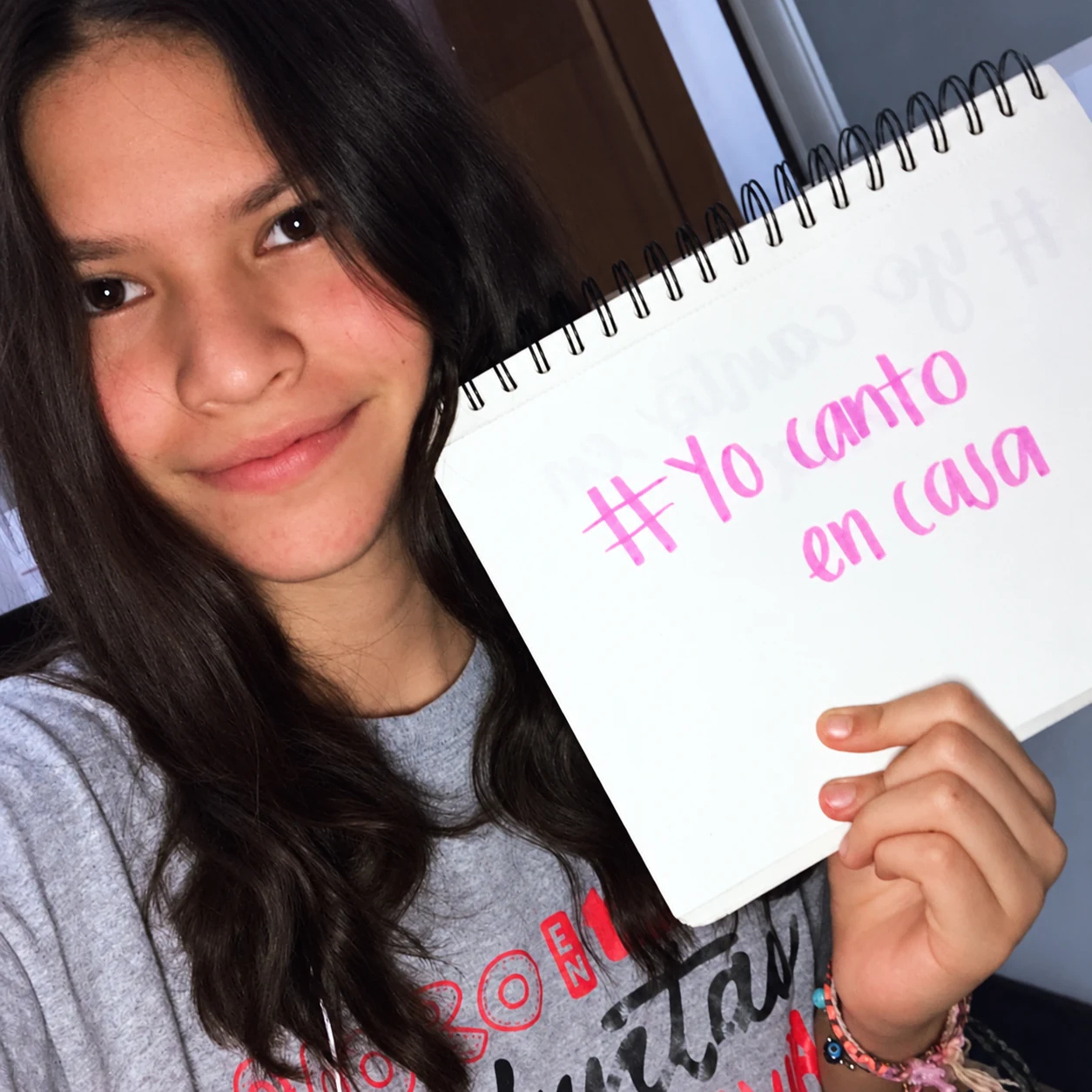 Retrato · «Yo canto en casa»
