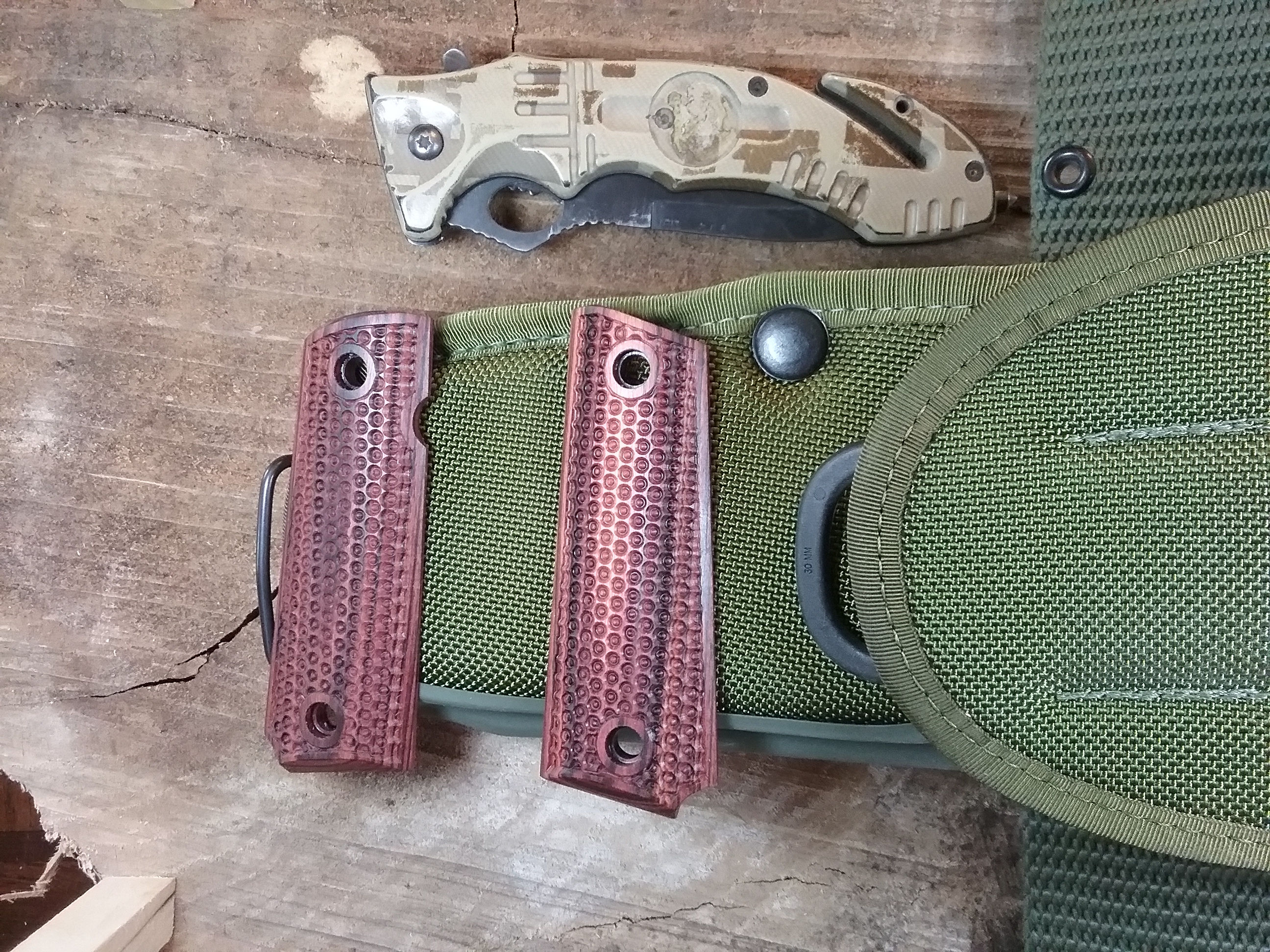 Browning 1911 - 22/380 - Kingwood - Tactical Spiked Honeycomb Texture Grips