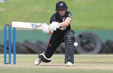Bernadine Bezuidenhout batting for NZ cricket