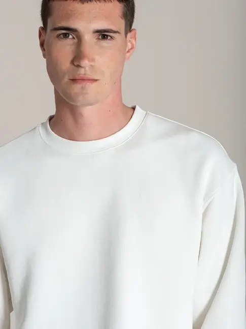 Smart men’s yacht sweatshirt for layering in cooler weather
