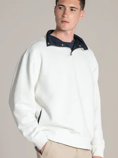Men’s crew sweatshirt with contrast-lined collar and side pockets
