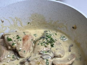 Pollo a la crema con champiñones