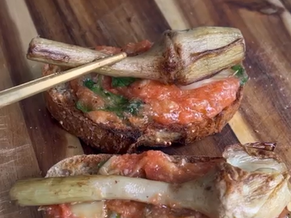 Bruschettas con corazones de alcaucil con tallo // Bruschettas with stemmed artichoke hearts
