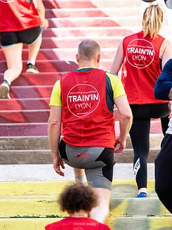 sportifs grimpant des escaliers