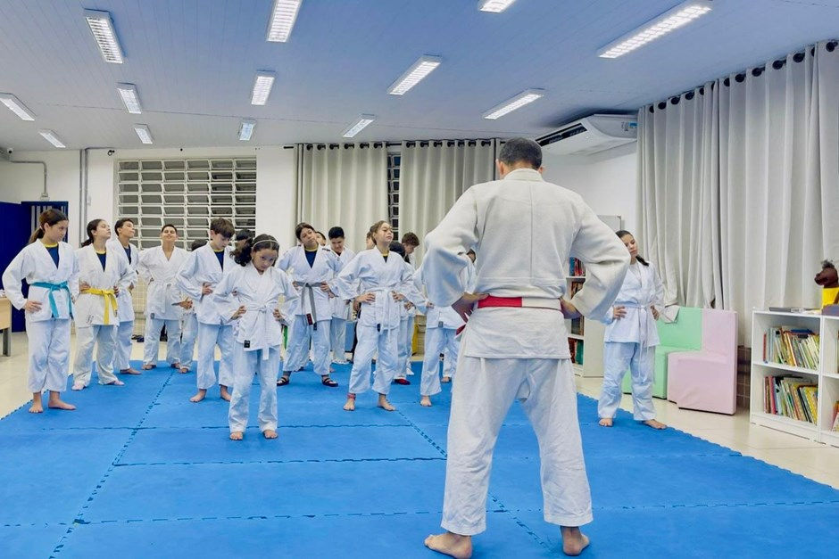 https://www.sjc.sp.gov.br/noticias/2025/maio/15/aula-especial-de-judo-promove-interacao-entre-alunos-e-familias/