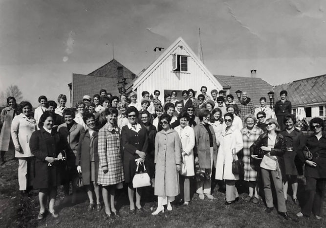 kvinner i kåper, mote på 60-tallet, 60s, inspirasjon kåper 60 tallet, sørlandet