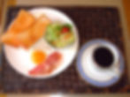 C パン・サラダ・ベーコン・目玉焼き
