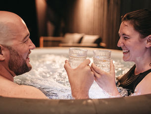 lachendes Paar im sprudelnden Whirlpool