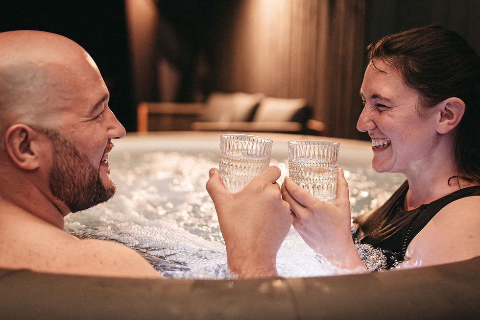 lachendes Paar im sprudelnden Whirlpool