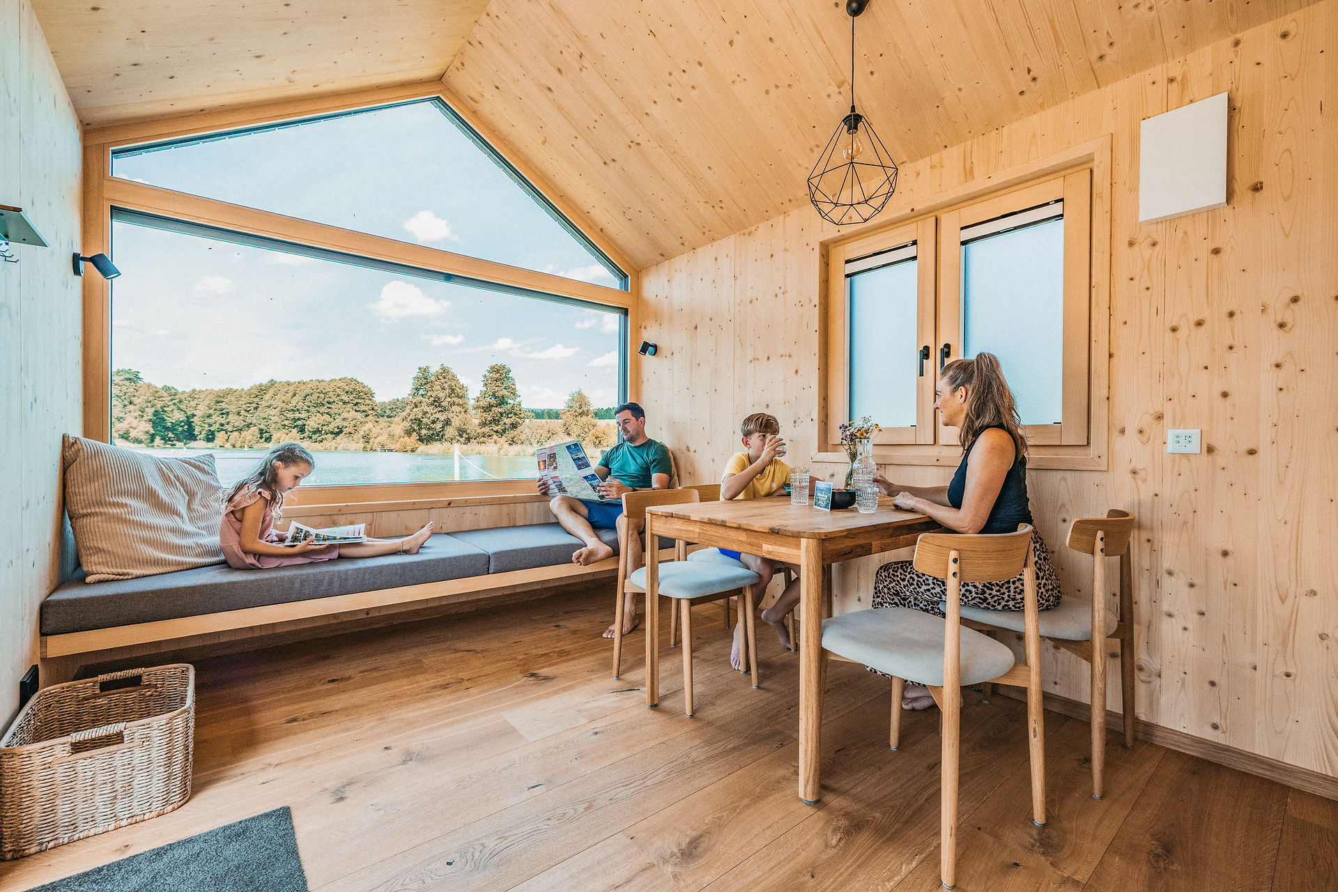 Familie im Wohnberecih mit Seeblick
