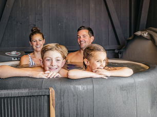 Familie im eigenen Whirlpool im NaturResort Steinwald