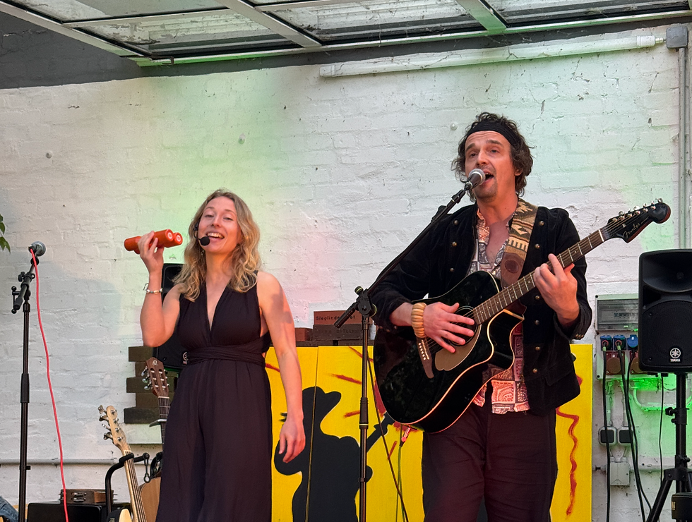 FRIDAY LIVE mit The Traveloopers