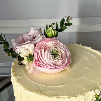 Buttercream wedding cake with fresh flowers