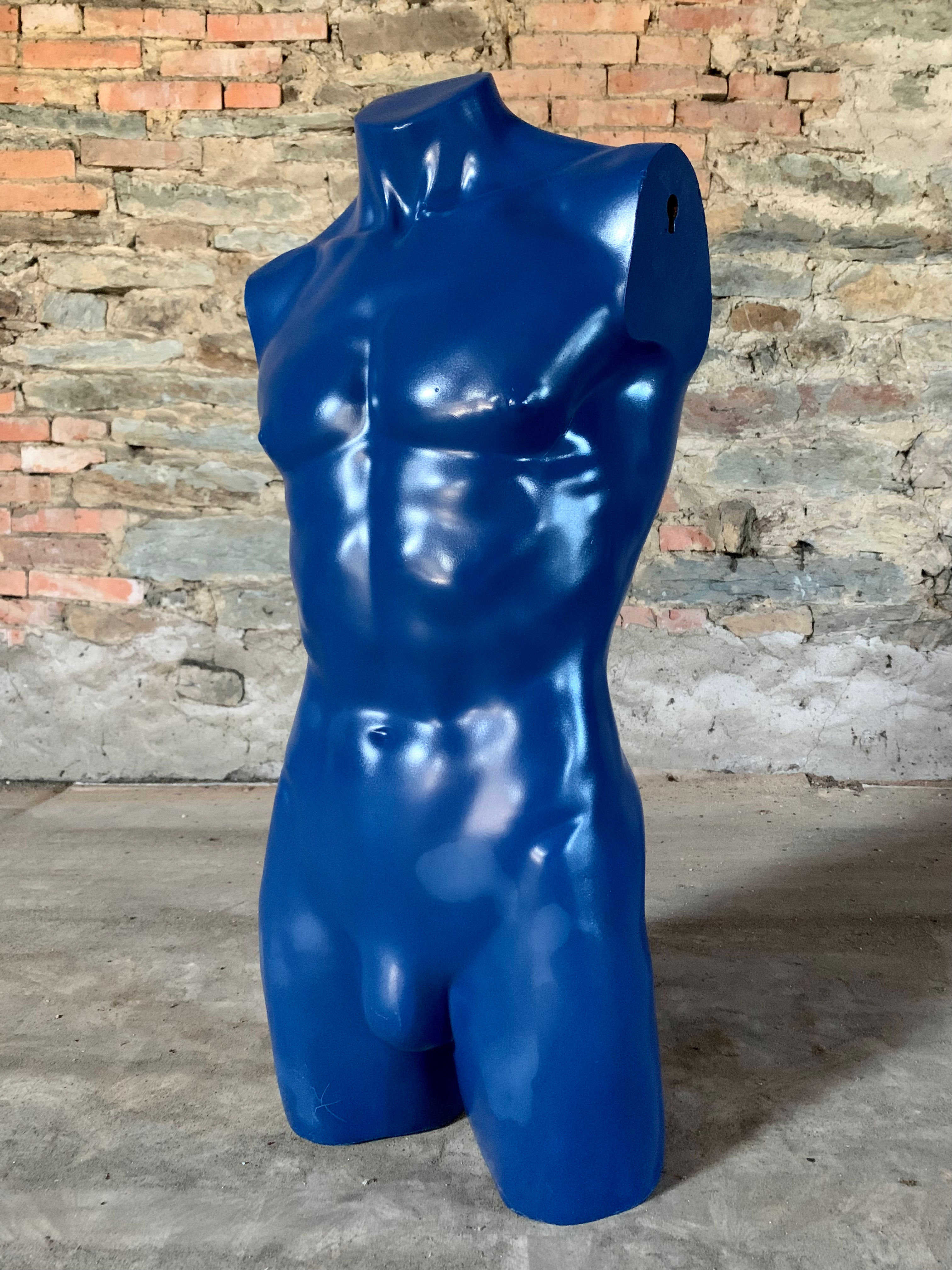 Buste d’homme bleu electrique
