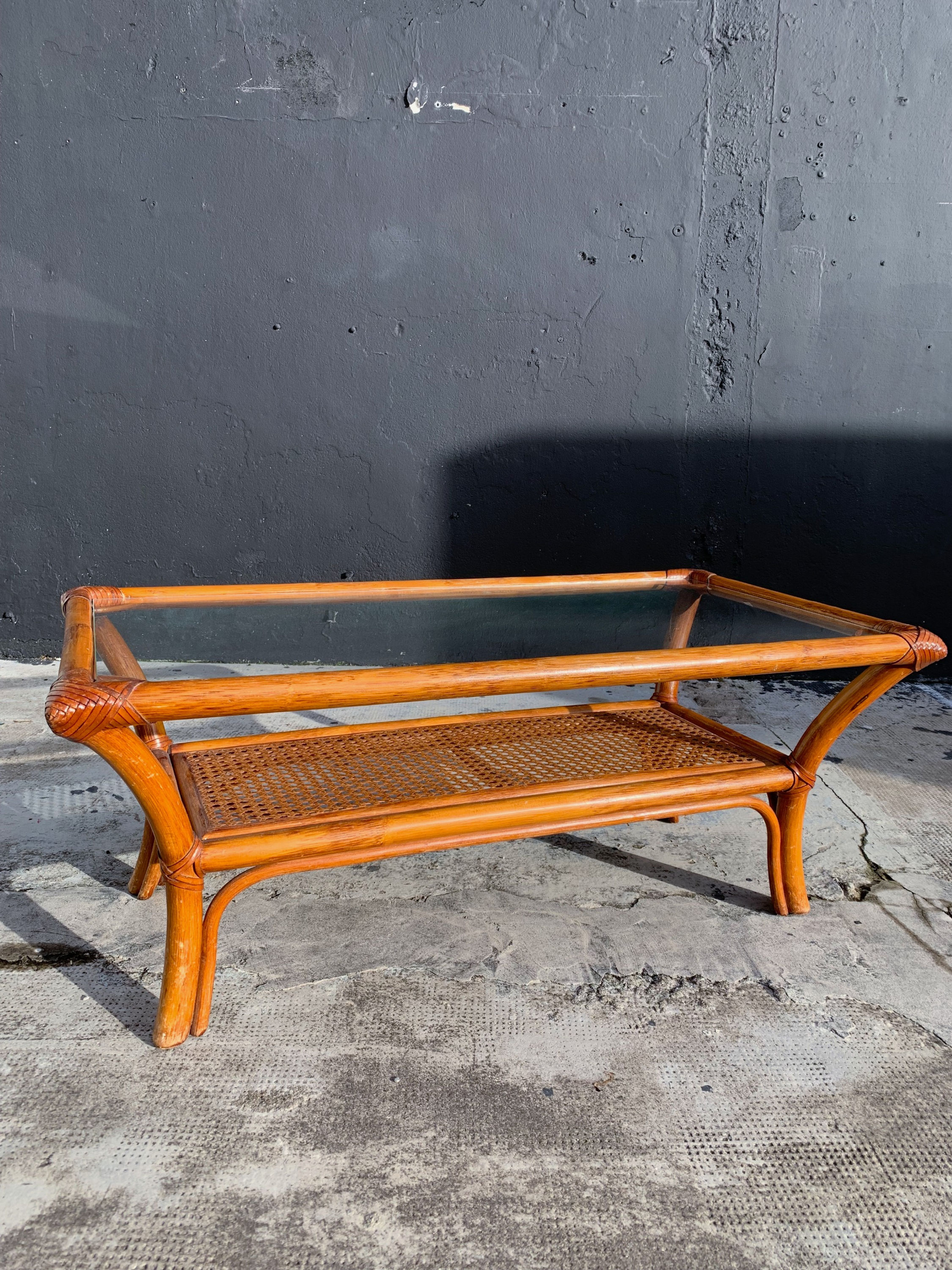 Table basse en rotin et cannage