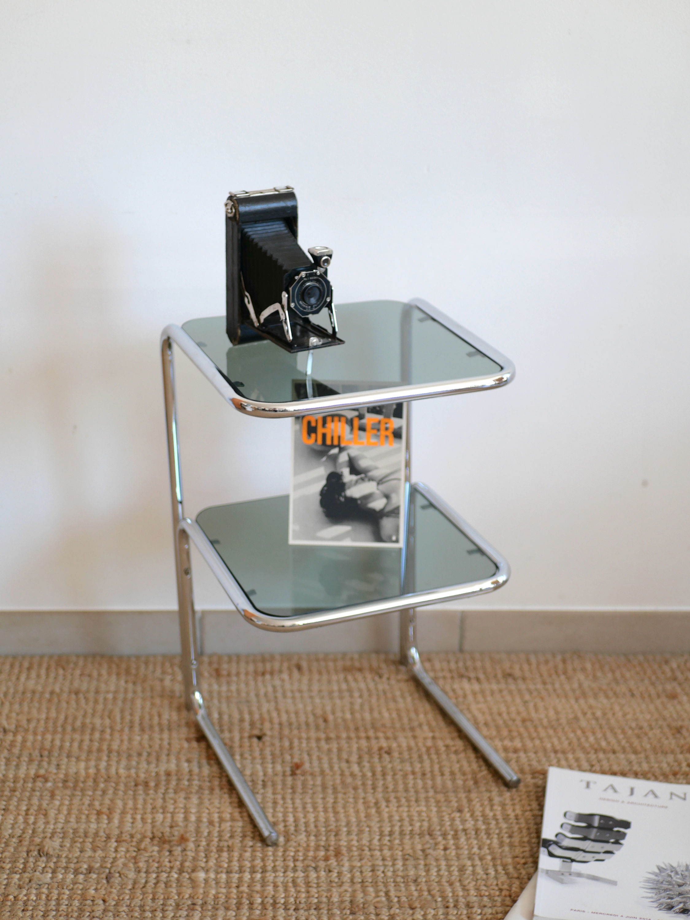 Bout de canapé en verre teinté et métal tubulaire