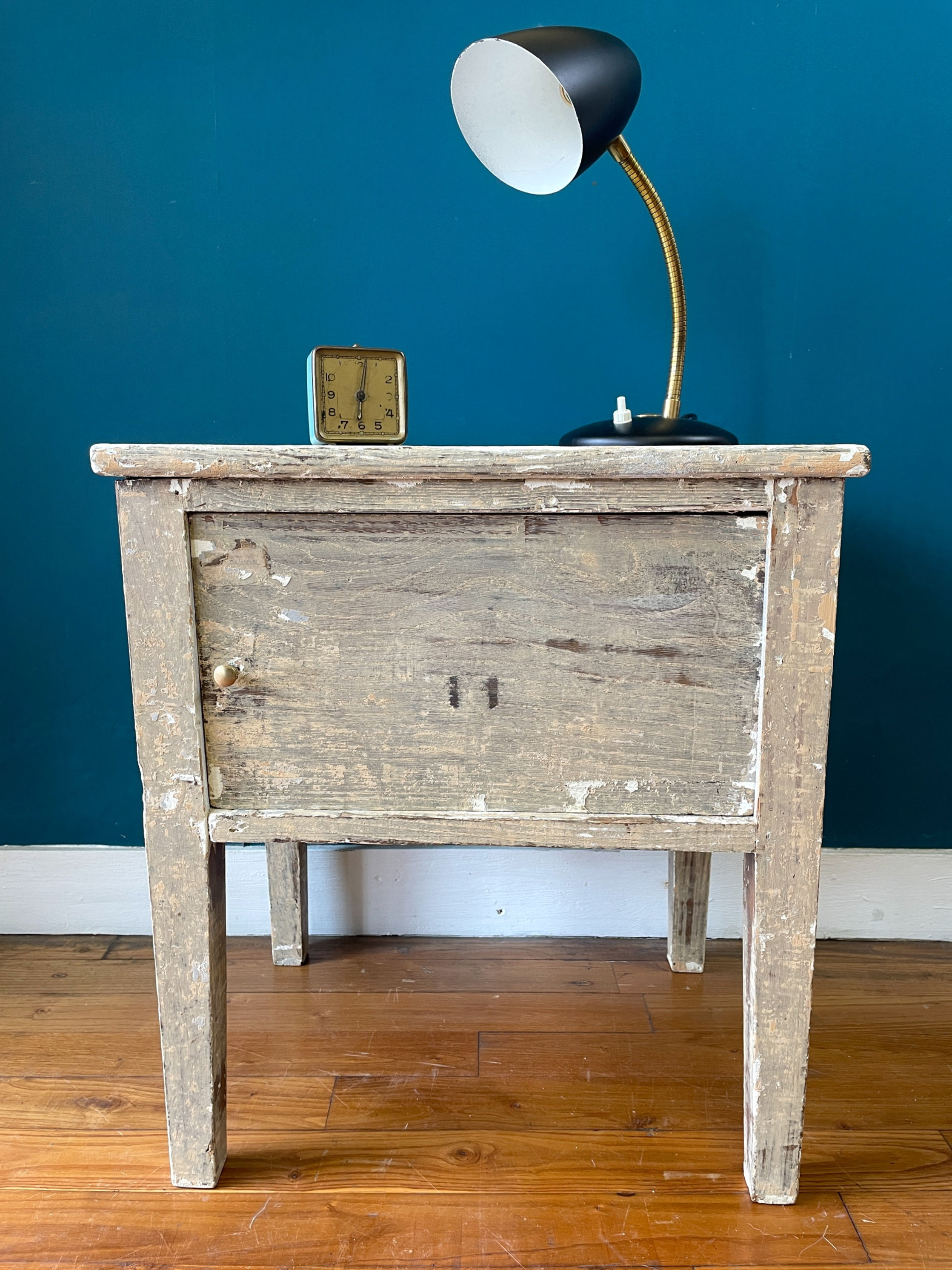 Chevet en bois avec patine vieillie