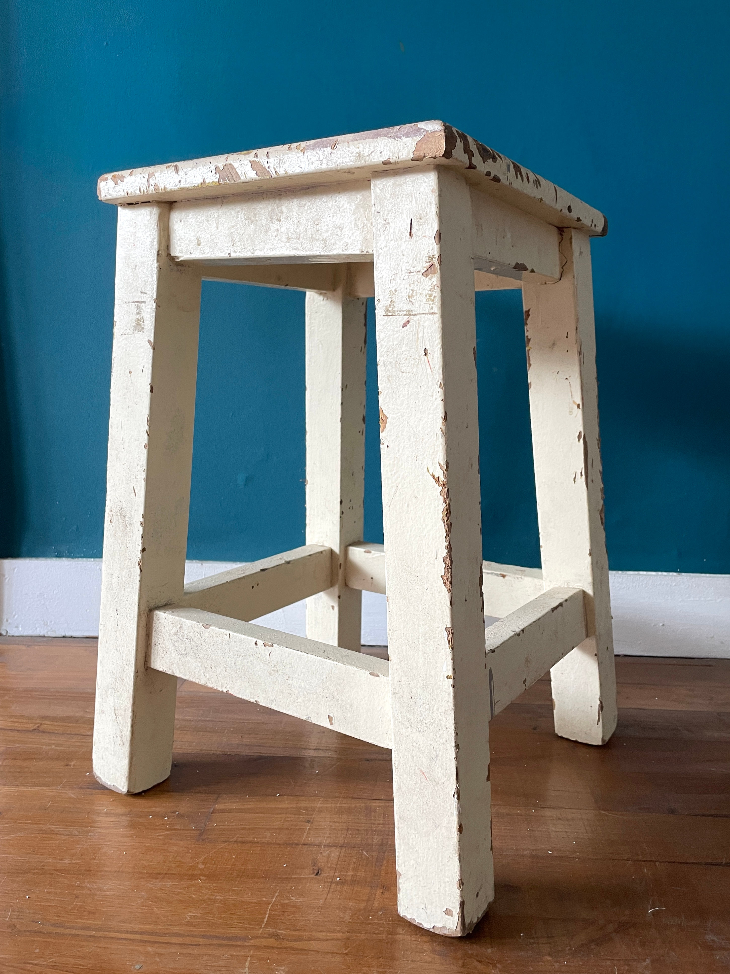 Tabouret en bois patiné