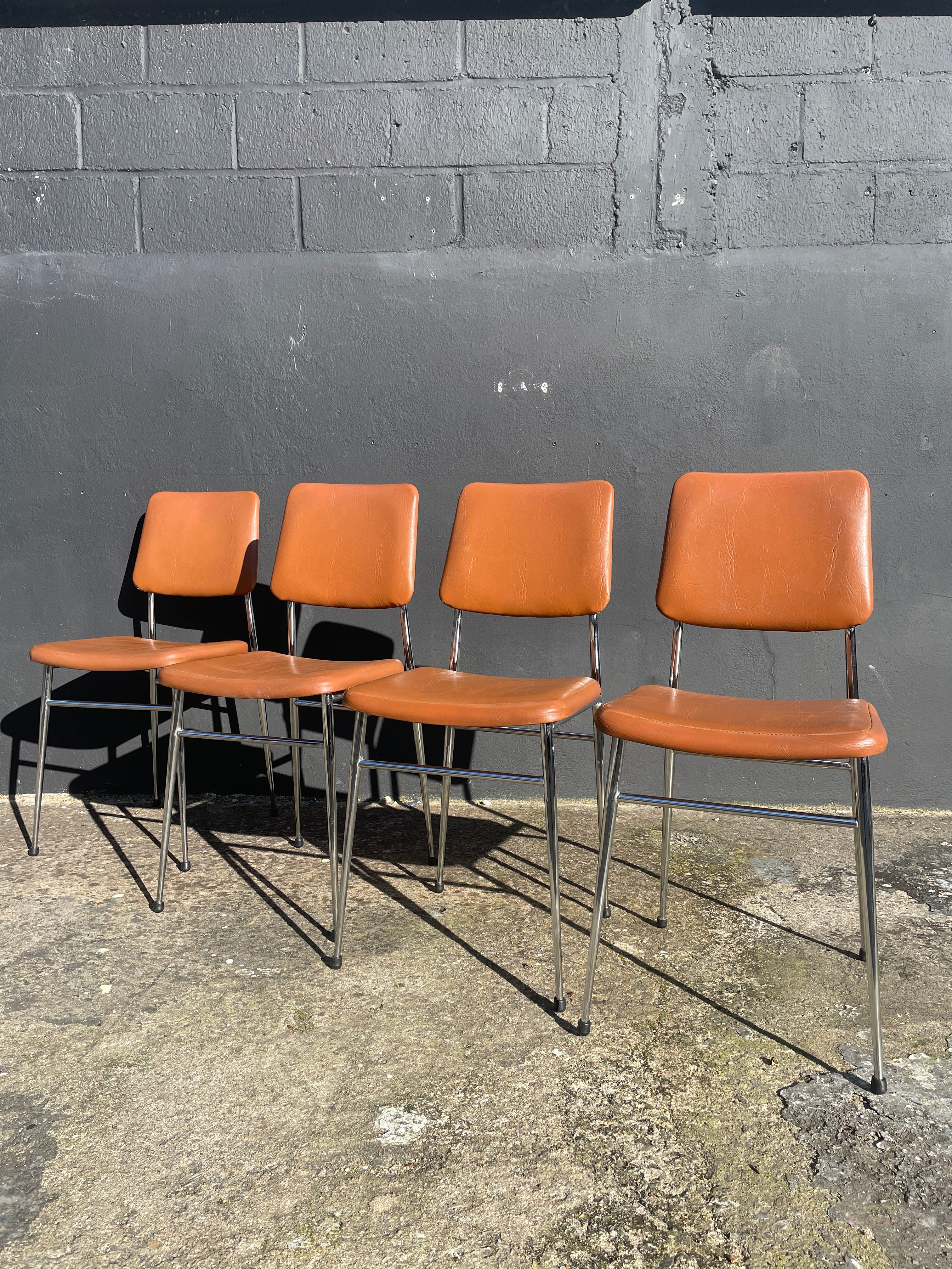 Ensemble de 4 chaises en skaï