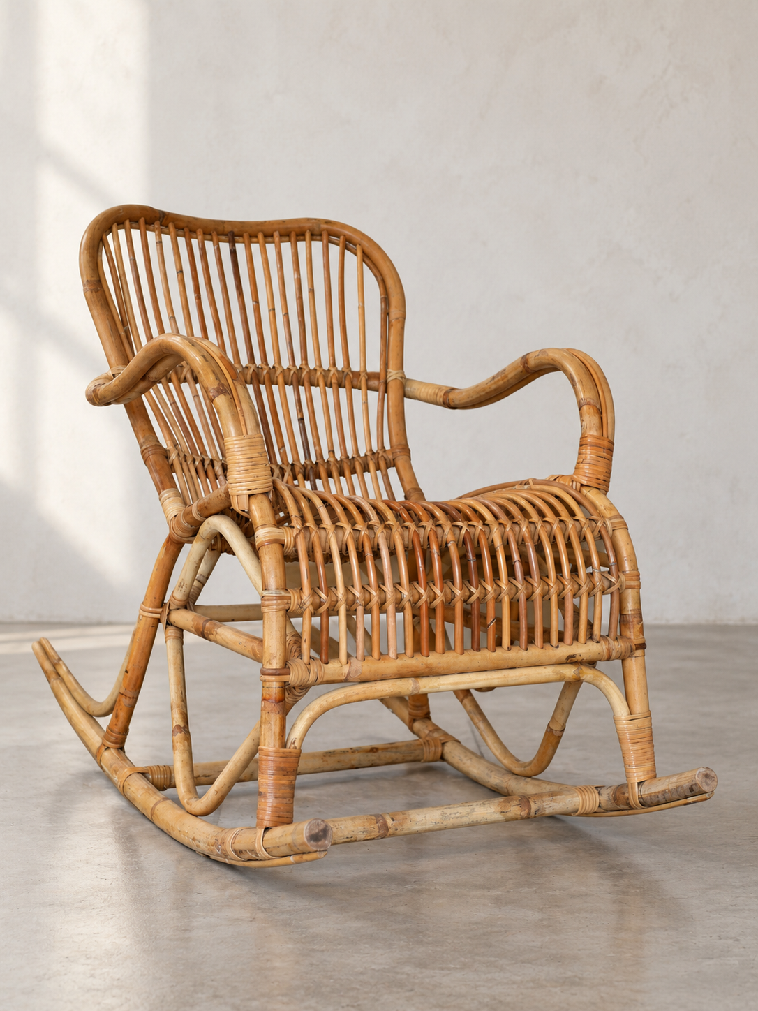 Rocking-chair en rotin années 70