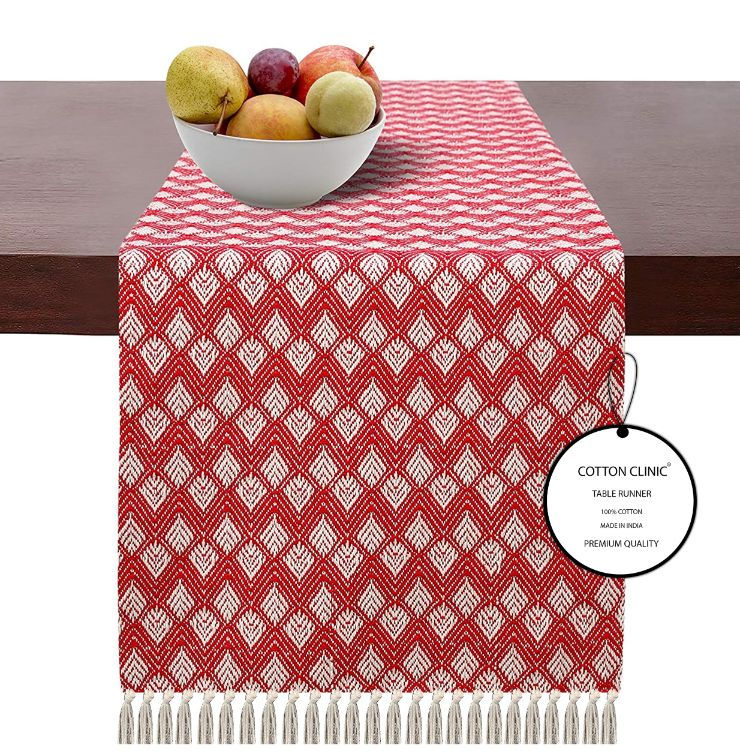 Thumbnail: Scalloped Diamond Table Runner
