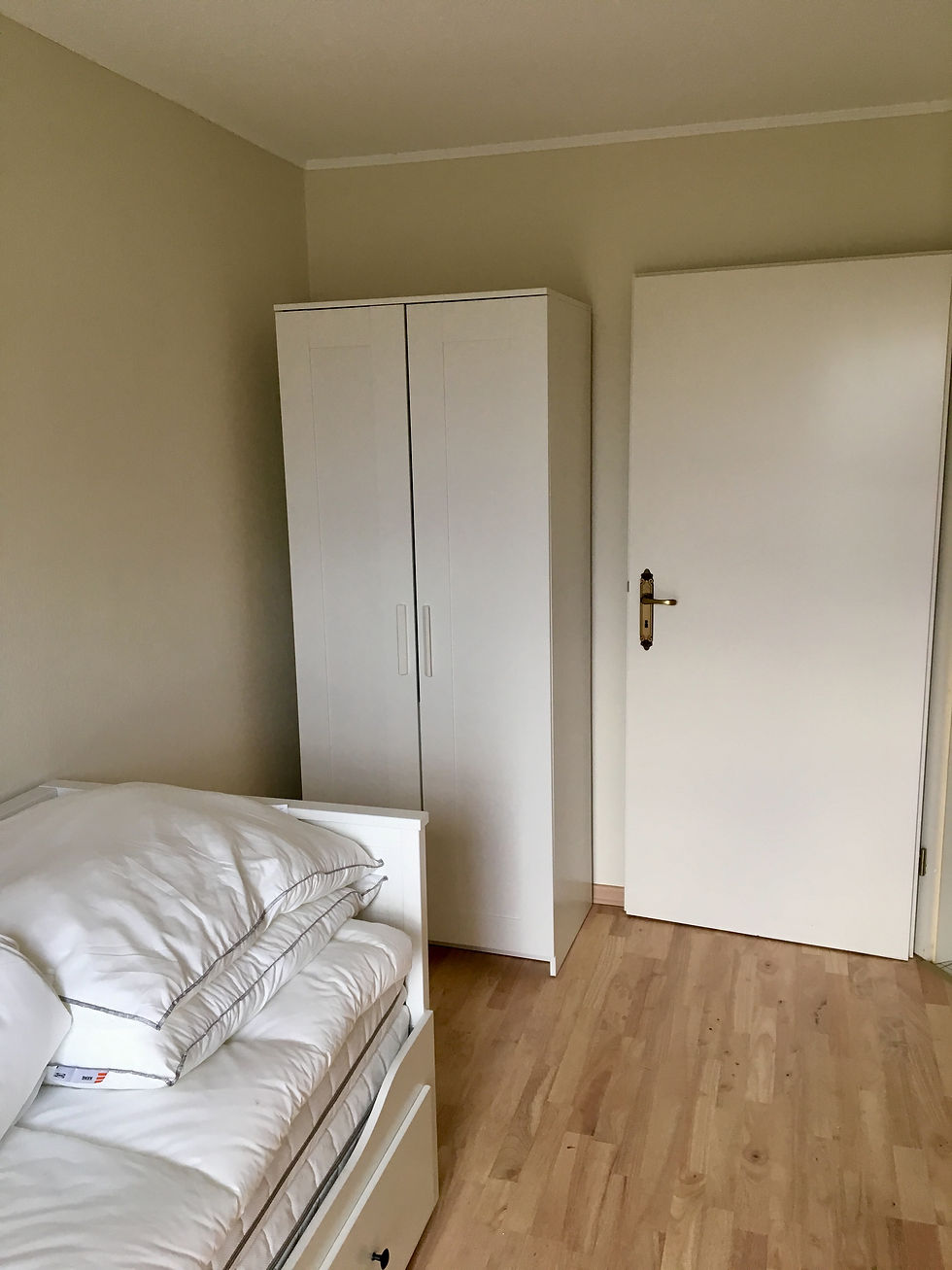 Schlafzimmer 2 mit Bett zum ausziehen