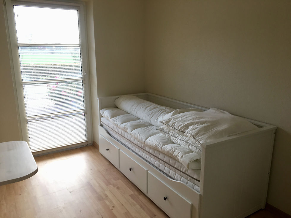 Schlafzimmer 2 mit Bett zum ausziehen