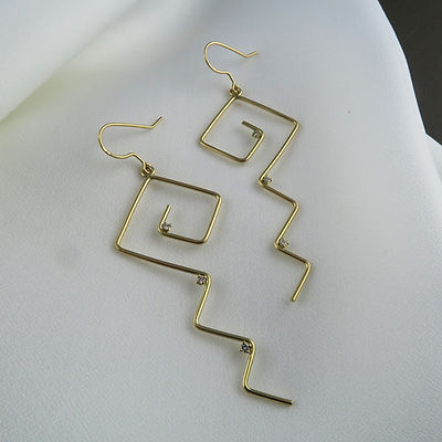 boucles-d'oreille-pendantes-zigzag-or-jaune-diamants-sur-mesure-paris.JPG