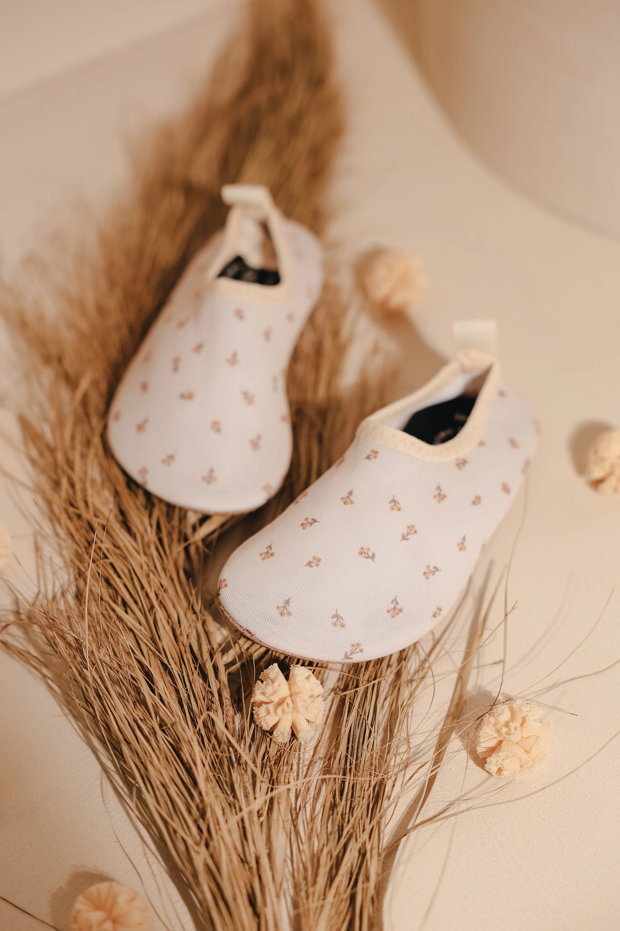 Floral children's swimming shoes 
