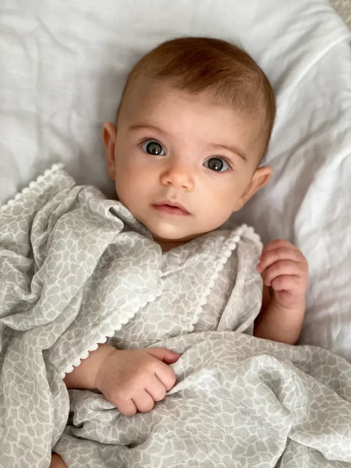 Thumbnail: Pom Pom Mini Muslin Blankets - Pearl & Giraffe Gray