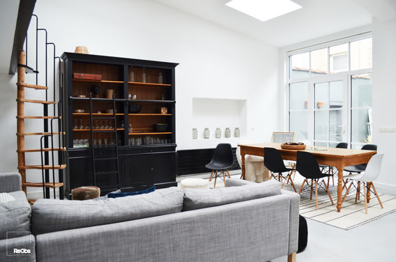 La toiture de l'ancien atelier a été entièrement rénovée, donnant à la maison une apparence fraîche et moderne. Des fenêtres de toit ont été ajoutées pour apporter une luminosité naturelle à l'espace intérieur.