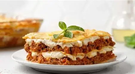 🍝🥩 Lasanha de carne com molho branco: cremosa e irresistível