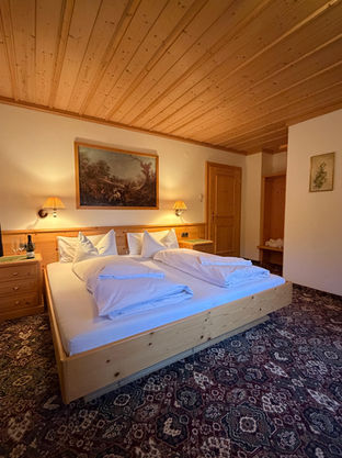 Dieses Bild zeigt eins der Schlafzimmer mit Bett und seperatem Bad.