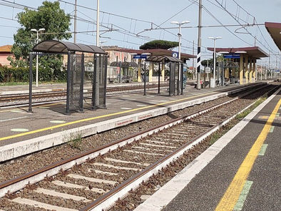 Maccarese, trovato un uomo morto sulla linea Pisa-Roma: treni nel caos