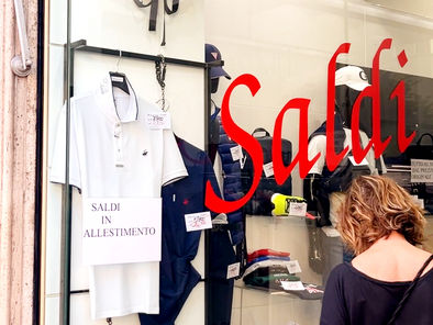 Saldi, su le vendite. Ma i negozianti: "Il periodo è sbagliato"