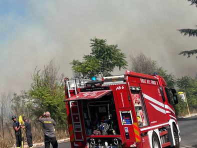 Cinecittà Est, baracche in fiamme vicino a bombole Gpl: nessun ferito