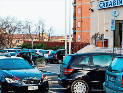 Minacce di morte, calci e pugni al portone di casa dell'ex: 36enne arrestato