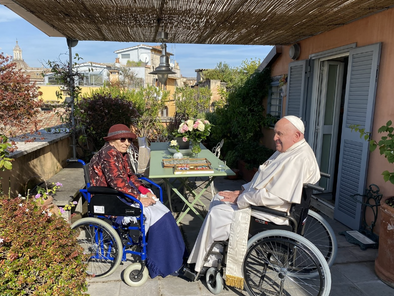 Papa Francesco in visita a casa di Emma Bonino, il Papa: «Sta benissimo». Bonino: «Che emozione»