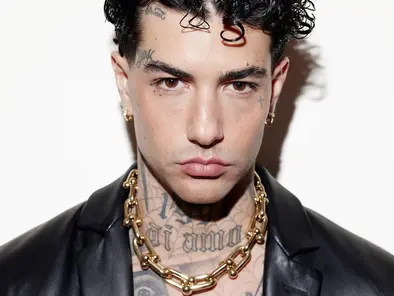 Tony Effe a Carlo Conti: «Se stasera mi levano i gioielli sali tu a cantare»